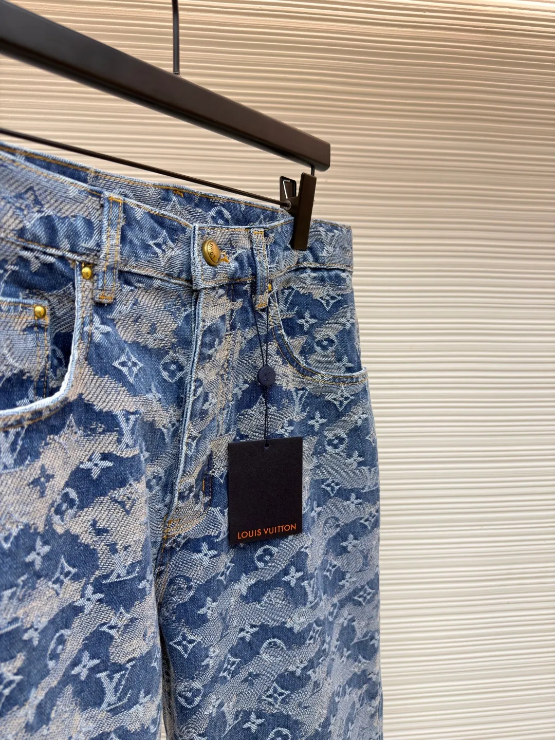LOUIS VUITTON letter floating jacquard jeans ●Original version: purchased and developed by 14559 ●Item number: 1681998-B50 ●Material: denim denim fabric ●Technology: jacquard production ●Color: blue ●Version: fitted version ●Weight: about 955 grams ●Size: 28-30-32-34-36 ●Description: Made of heavy denim denim as the base, it uses distressed washing + gradient tie-dyeing to present a Monogram dark pattern effect. The gray-blue and off-white smudged colors are natural and layered, retaining the brand logo while enhancing the retro texture. The trousers have a skateboard straight cut, and the waistband is equipped with metal buttons and leather logo tags. The five-pocket structure follows the classic workwear design, and the edges of the pockets are reinforced with double-lane stitching, taking into account durability and style. The trouser legs are slightly narrowed to suit various scenarios. The overall process combines denim washing technology with brand logo technology, which not only retains the casual attributes of denim items, but also enhances high-luxury recognition through gradient textures. The overall wiring is straight and delicate, the fabric is comfortable and soft, and the color is consistent without color difference. It can be matched with the same style to create a fashionable look and control various occasions. Customized accessories, complete with three standards, same style for men and women!